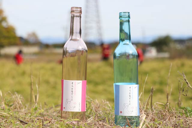 「そらとなでしこ」の瓶とラベルのサンプル