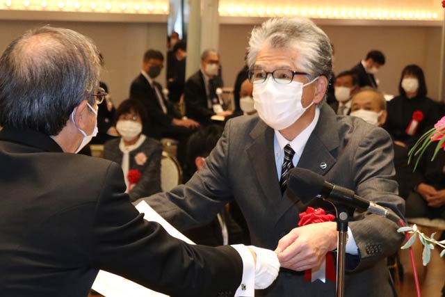 技術賞受賞者として県知事表彰を受けるツインバードの河村取締役