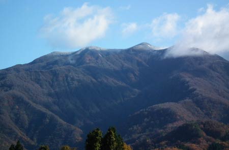 粟ヶ岳の遠景