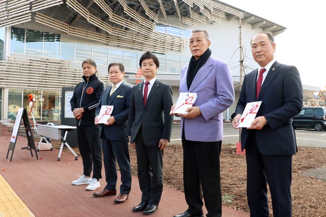左から新潟プロレスのシマ重野選手、ホライズンの乙川敏彦会長、滝沢亮市長、グレート小鹿さん、中條耕太郎さん