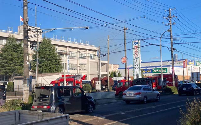 三条署前の国道289号、通称第二産業道路が渋滞し、三条・燕インター方向への渋滞の列は石上大橋まで延びた