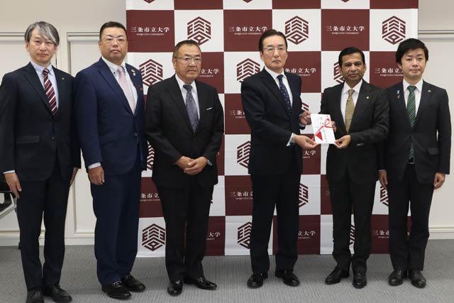 左から渡辺職員会会長、大野しんくみ21クラグ会長、梅田信栄会会長、佐藤三条信組理事長、シャハリアル三条市立大学学長、滝沢三条市長