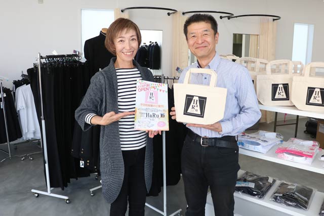 「HaRu燕三条店」で右が坂井秀三社長