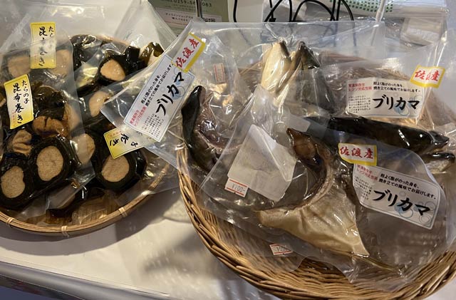 道の駅たがみで開かれている佐渡物産展