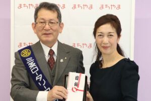 三条ロータリークラブの西山会長(左)とNPO法人燕三条エラール推進委員会の永桶理事長