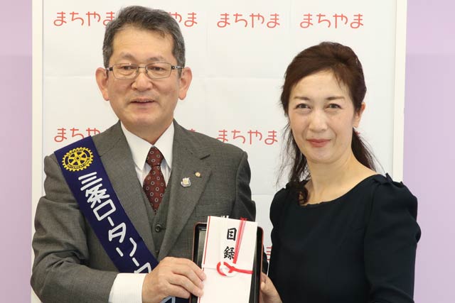 三条ロータリークラブの西山会長(左)とNPO法人燕三条エラール推進委員会の永桶理事長