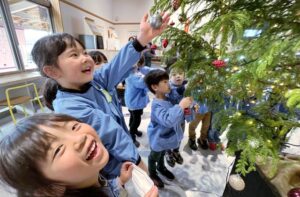 道の駅たがみのXmasツリーに幼稚園児がオーナメント