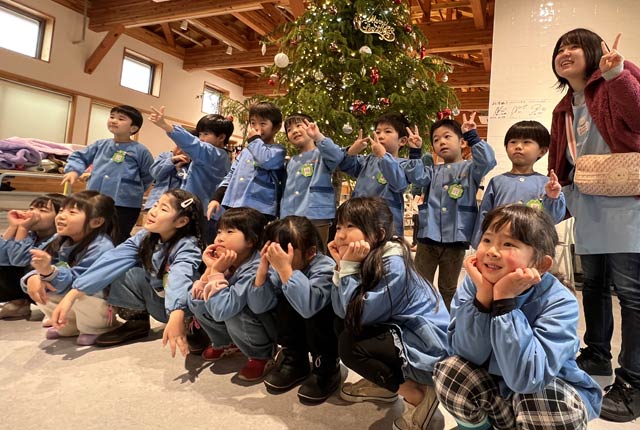 飾り付けを終わって記念写真