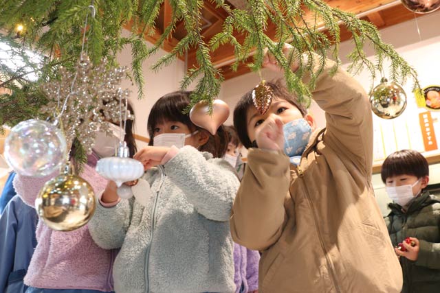 飾り付けに真剣な園児