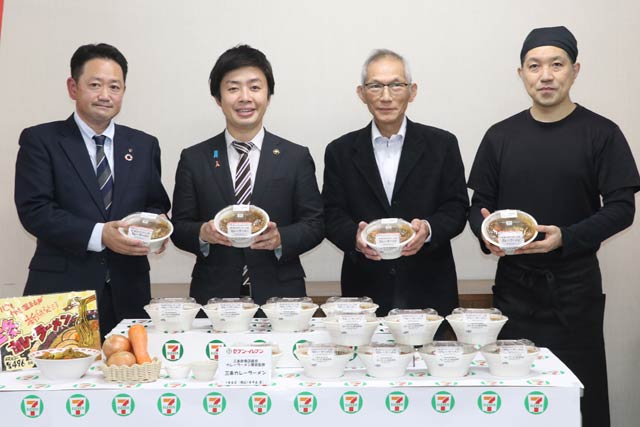左からセブン-イレブン・ジャパン新潟北陸ゾーンの藤木ゾーンマネジャー、滝沢市長、三条飲食店組合の岩城組合長、三条飲食店組合カレーラーメン部会の阿部部会長
