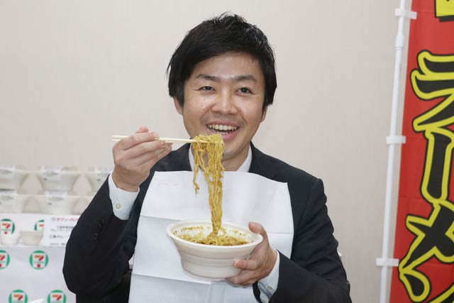 試食する滝沢市長