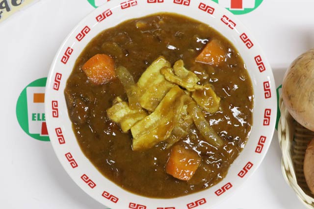 三条飲食店組合三条カレーラーメン部会監修の「三条カレーラーメン」（器は別）