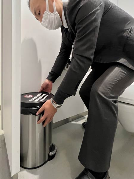市役所の男子トイレに設置したサニタリーボックス