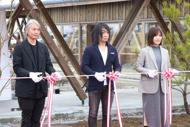テープカットでいちばん右がスノーピーク営業創造本部の王治さん
