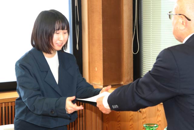 小林村長から志村さんに委嘱状を手渡す