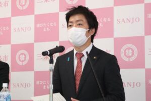 定例記者会見を行う滝沢市長
