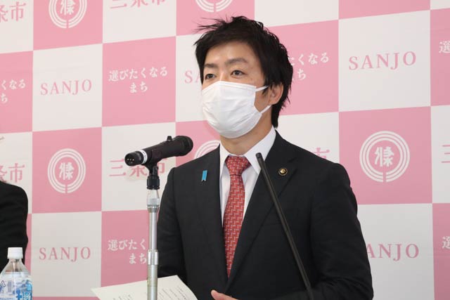 定例記者会見を行う滝沢市長
