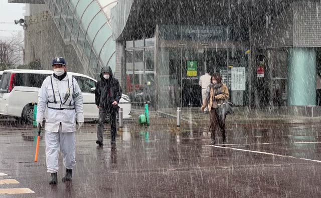 燕三条地場産業振興センターで激しく降る雪