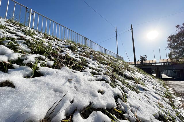 燕市文化センターで強い日差しが雪を溶かす