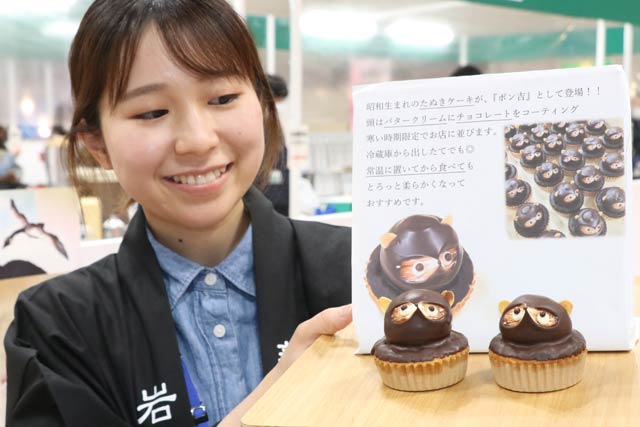 たぬきケーキをPRする小冨士屋の杉山さん