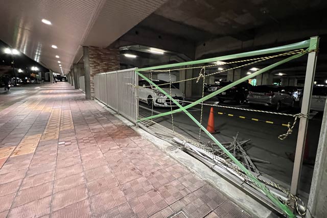 70代男性の運転する車が右のNPC燕三条駅第1駐車場からフェンスを破って飛び出し歩道を越えて左手の燕・第2駐車場へ飛び込んだ