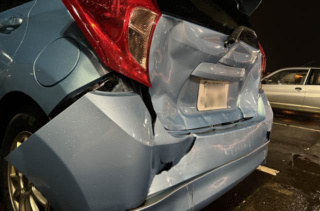 男性が運転する車にぶつけられた駐車車両