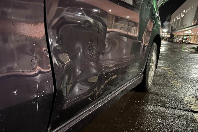 男性が運転する車にぶつけられた駐車車両