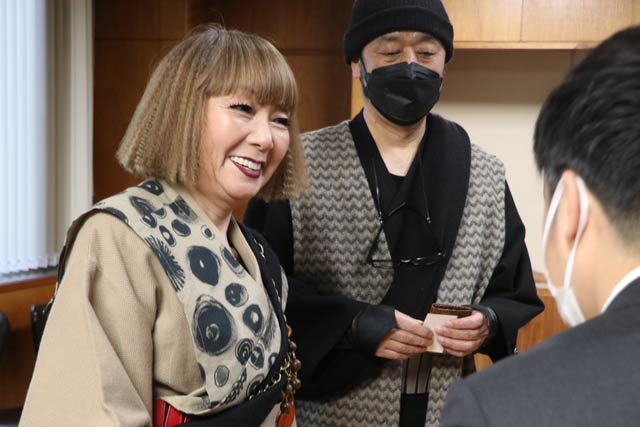 滝沢市長を訪問した紫藤さん
