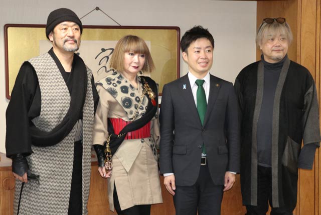 左から門田代表取締役、紫藤さん、滝沢市長、地元コーディネーターの高橋憲示さん