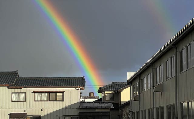 雨が降りながら日が差して虹がくっきり