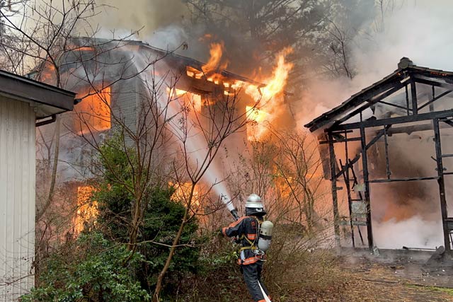 右が空き工場、左が住宅、手前に車庫
