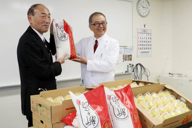 贈呈式でJAにいがた南蒲の高山代表理事理事長(左)と三条総合病院の岩淵病院長