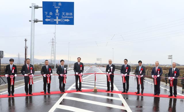 10日に一部開通した国道403号三条北バイパスのテープカット