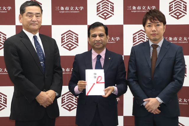 左から刈屋代表取締役、シャハリアル学長、プラスワイズの中川代表取締役