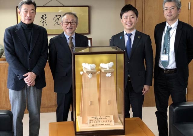 左から2番目が三条導祖神昭三同意会の鈴木会長、3番目だ滝沢亮三条市長