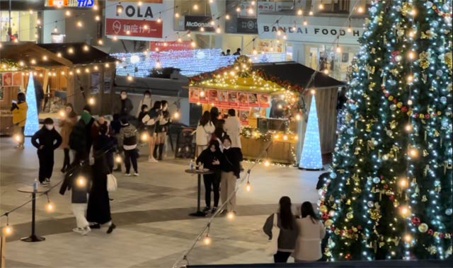 山小屋の出店もクリスマスムードを演出