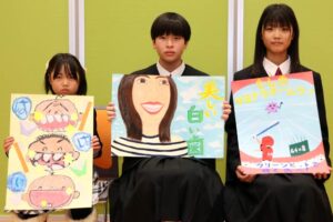左から小学校低学年の部で銅賞の裏館小1年桑山さん、中学校の部で金賞の第三中2年小柳さん、宙が後部の部で銅賞の第三中1年古関さんとそれぞれの受賞作