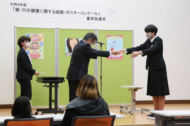 伝達式で三条市医師会の羽生会長から賞状を受ける小柳さん