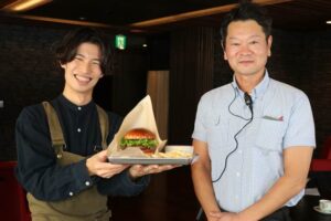「TREE」代表取締役の中川さん(左)といい湯らてい支配人の椿さん