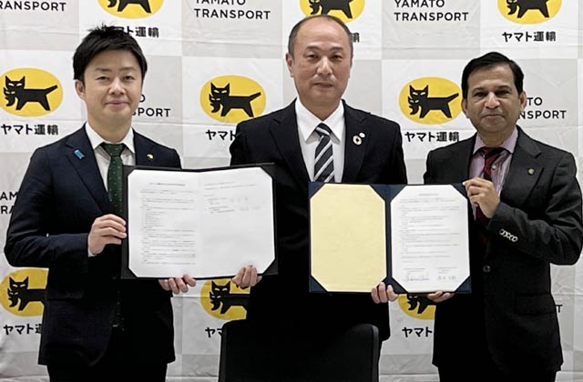 左から三条市・滝沢市長、ヤマト運輸新潟主管支店・藤岡支店長、三条市立大学・シャハリアル学長