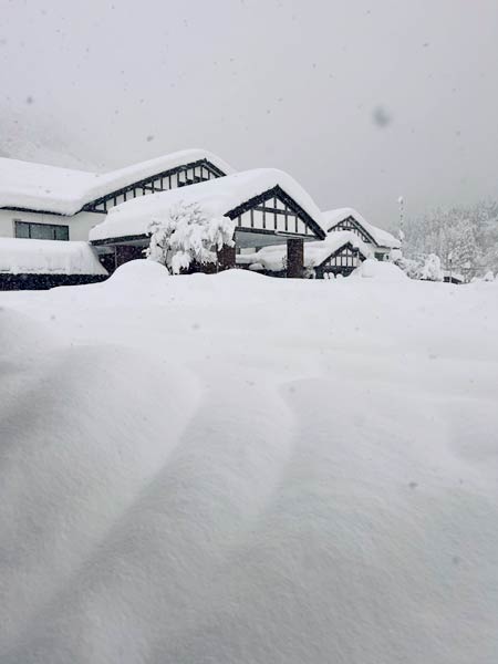 日帰り温泉「いい湯らてい」はすっぱり雪に覆われた