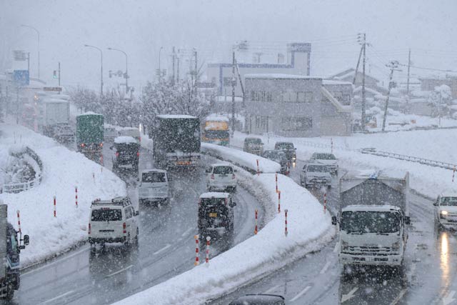 19日午後の三条市・済生会三条病院付近の国道8号