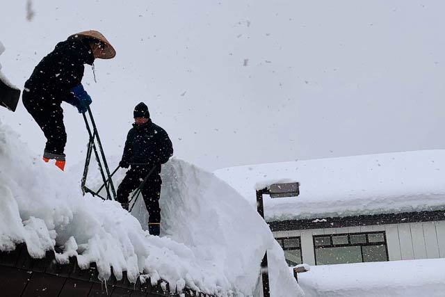 日帰り温泉「いい湯らてい」でスポーツセンター「はやぶさ」との通路の屋根の雪下ろし