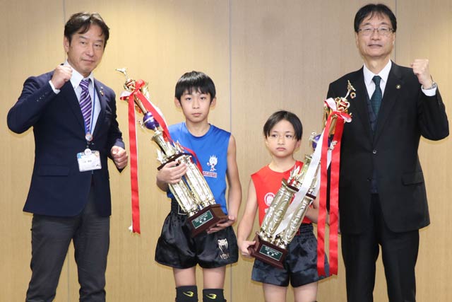 左から小林教育長、鈴木さん、永井さん、鈴木市長