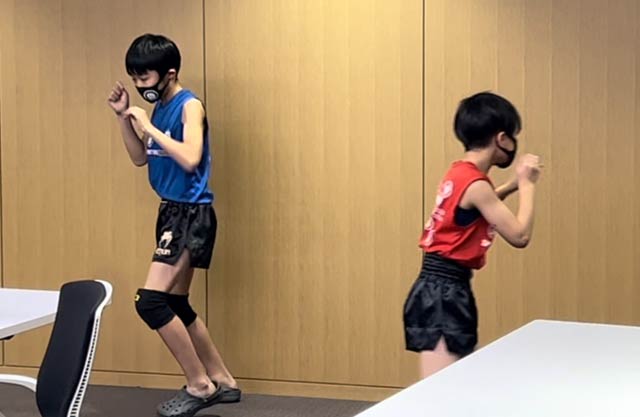 シャドーボクシングを披露する2人