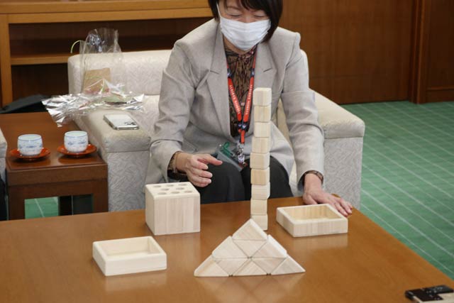 積み木を積んで遊んでみる藤田市長