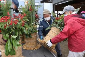 完成した門松を軽トラに積み込む