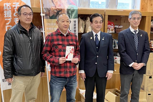 左から2番目がフードバンクつばめの青柳理事長、3番目が燕ロータリークラブの浅野会長