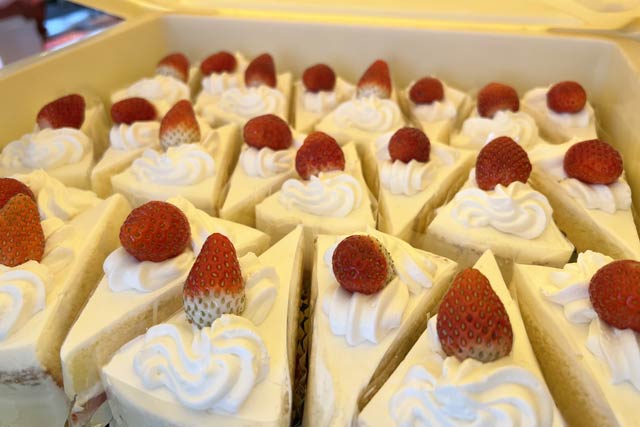 フードバンクつばめの利用者へのクリスマスプレゼントに用意したショートケーキ