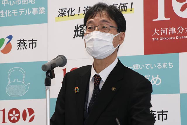 定例記者会見を行う鈴木市長